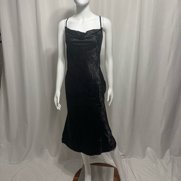 Elegant Black Satin Dress - Picture 12 of 14